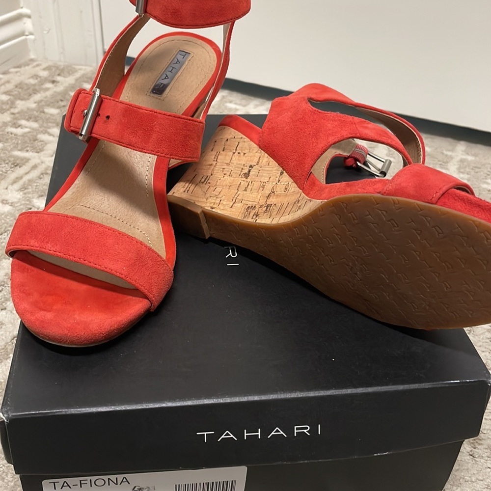 Tahari sandal wedges size 9M - Picture 2 of 4